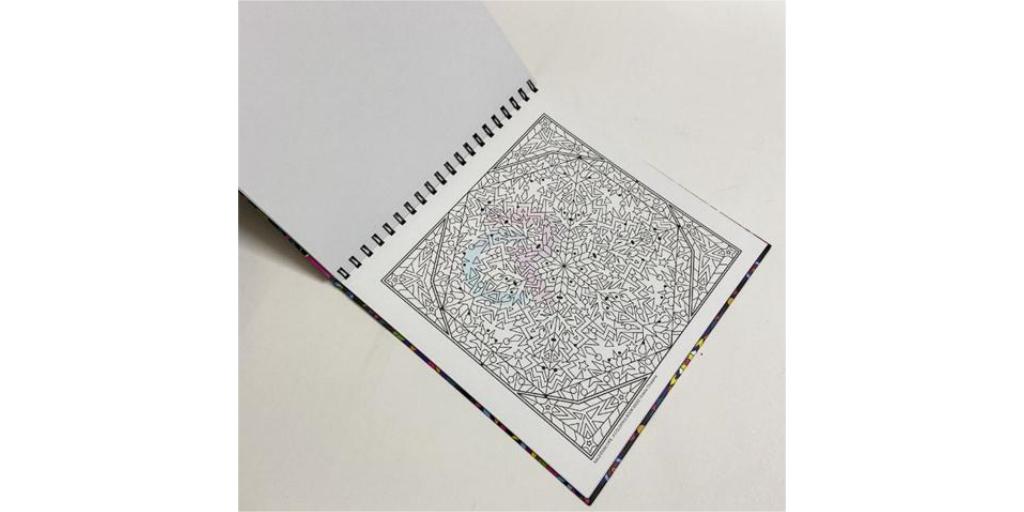 کتاب رنگ آمیزی با سوراخ نمایش آثار هنری را آسان می کند